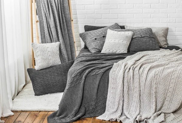 Bedroom Gray White Tones Knitted Plaid Pillow Bed — Stock Photo, Image