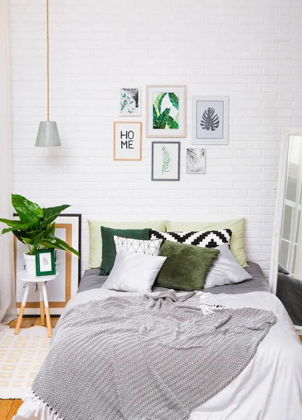 Schlafzimmereinrichtung Grauen Grüntönen Mit Einem Ficusspiegel Eines Kronleuchters Und Bildern — Stockfoto