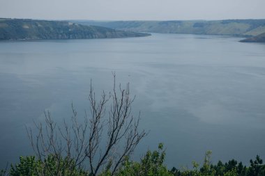 kayalar ve kanyonlar ve çiy ile şafak yeşil bitki örtüsü dolambaçlı bir kanal ile manzara