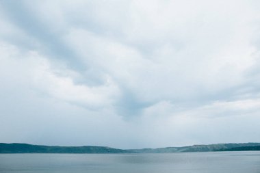 kayalar ve kanyonlar ve çiy ile şafak yeşil bitki örtüsü dolambaçlı bir kanal ile manzara