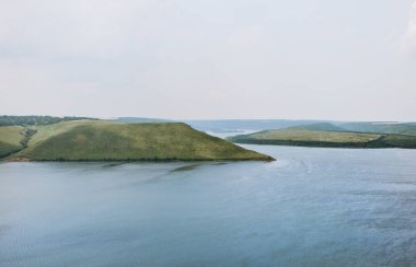 kayalar ve kanyonlar ve çiy ile şafak yeşil bitki örtüsü dolambaçlı bir kanal ile manzara