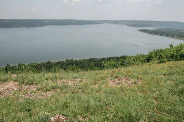 kayalar ve kanyonlar ve çiy ile şafak yeşil bitki örtüsü dolambaçlı bir kanal ile manzara
