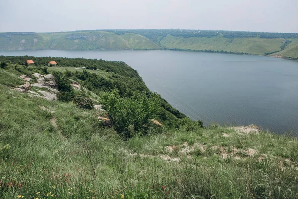 kayalar ve kanyonlar ve çiy ile şafak yeşil bitki örtüsü dolambaçlı bir kanal ile manzara