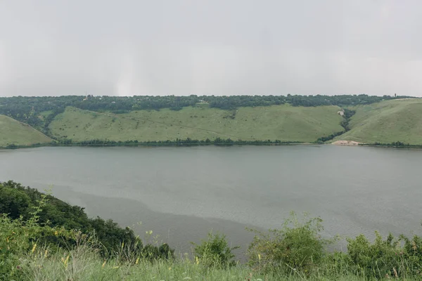 kayalar ve kanyonlar ve çiy ile şafak yeşil bitki örtüsü dolambaçlı bir kanal ile manzara