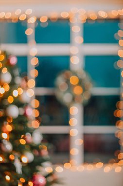 bokeh ve bulanıklık yeni yıl garland penceresinde ve Noel ağacı üzerinde