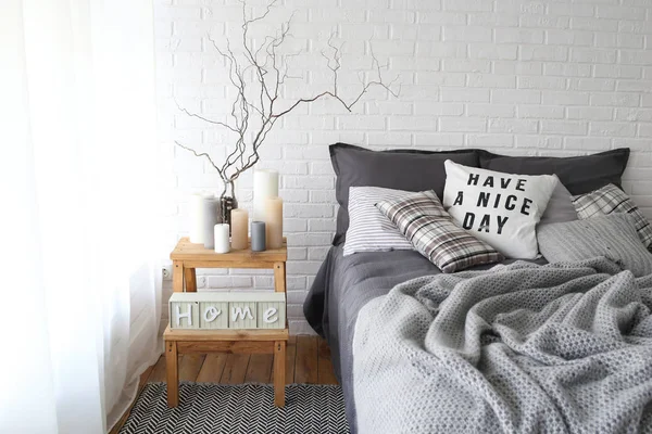 グレー色のベッド付きのベッドルームの快適インテリア — ストック写真