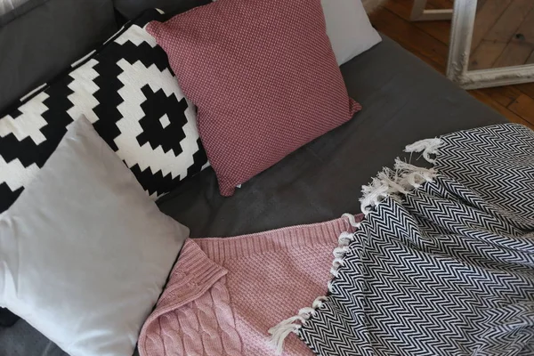 室内卧室与详细的床和纺织品灰色粉红色的风格 — 图库照片