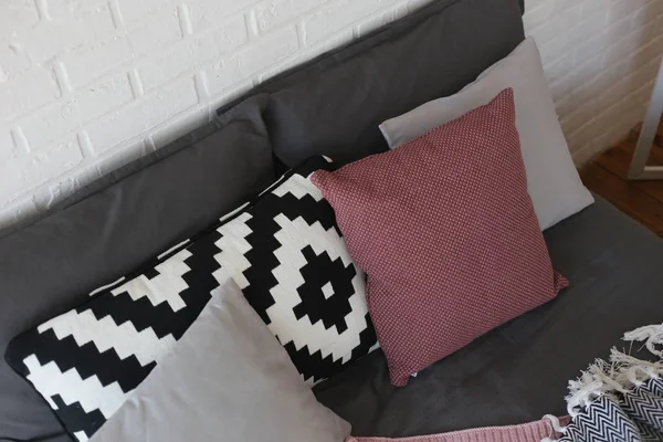 Innenschlafzimmer Mit Details Auf Dem Bett Und Textilien Grau Rosa — Stockfoto