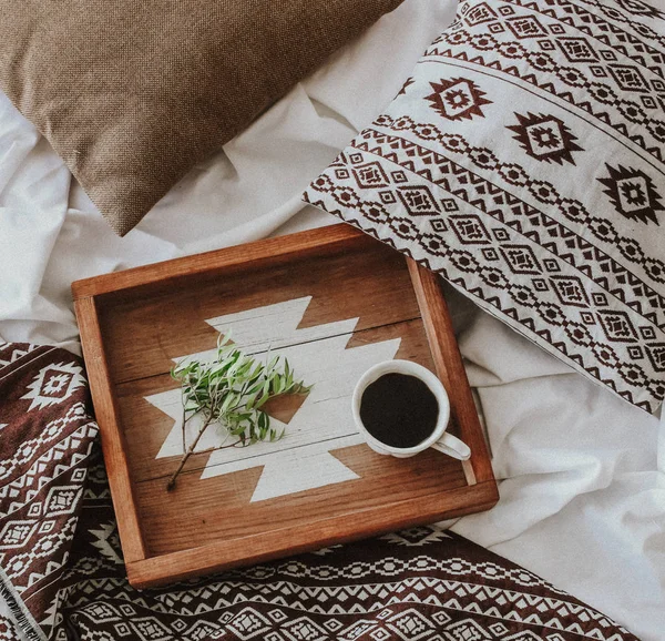 Kopje Koffie Een Dienblad Met Een Groene Tak Slaapkamer Bed — Stockfoto