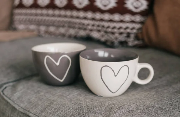 Twee Kopjes Met Hart Voor Liefdevolle Paren Het Interieur — Stockfoto