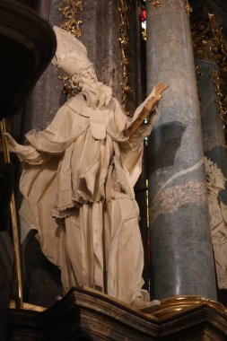 Mimari ve heykel Papa'nın Priest ile Katolik Katedrali