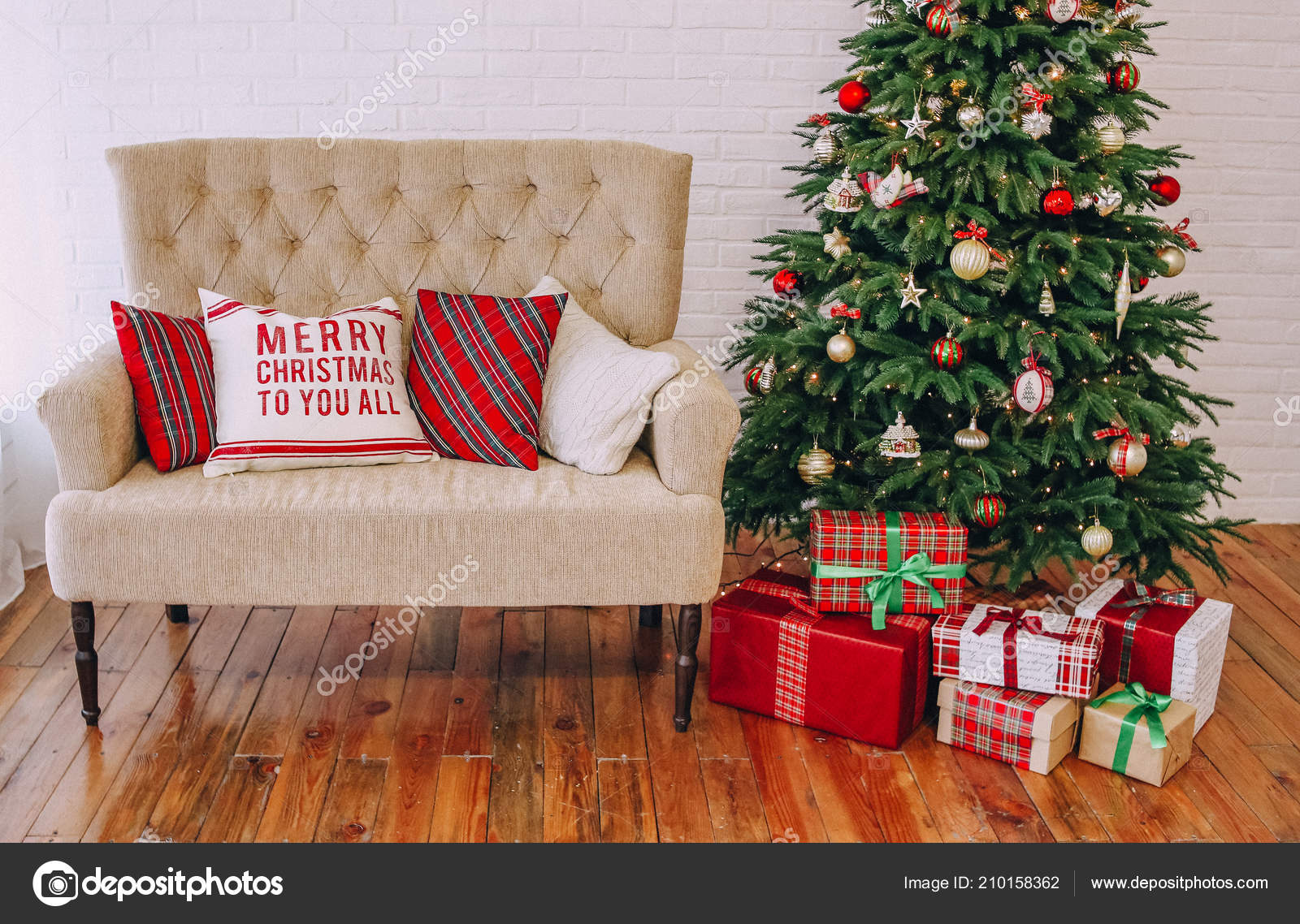 New Year decorations style tartan red gold with a Christmas tree and a sofa — ZdjÄ™cie od yunafoto