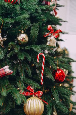 Yeni yıl süslemeleri Noel ağacı ve bir kanepe ile tartan kırmızı altın stil