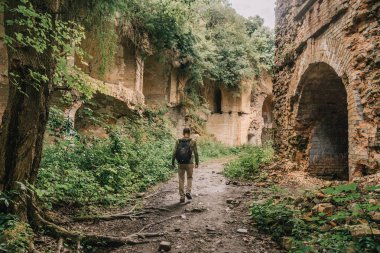 turist adamın yanında güzel mimari büyük kemer duvarlar ve sütunlar ile eski bir askeri kale kalıntıları