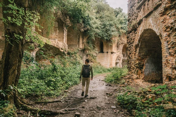 turist adamın yanında güzel mimari büyük kemer duvarlar ve sütunlar ile eski bir askeri kale kalıntıları