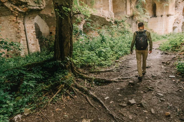 Turist Adamın Yanında Güzel Mimari Büyük Kemer Duvarlar Sütunlar Ile — Stok fotoğraf