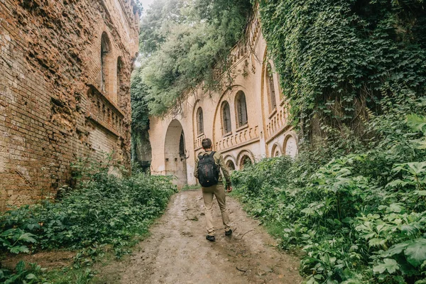 Turist Adamın Yanında Güzel Mimari Büyük Kemer Duvarlar Sütunlar Ile — Stok fotoğraf