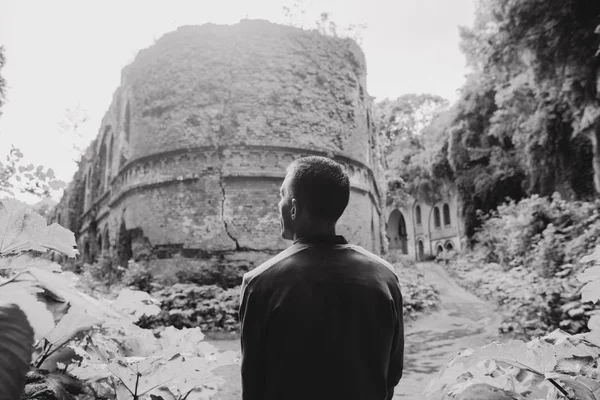 Uomo Turistico Vicino Alle Rovine Vecchio Forte Militare Con Bella — Foto Stock