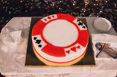 casino tarzı poker kartları pasta şenlikli dekorasyonu