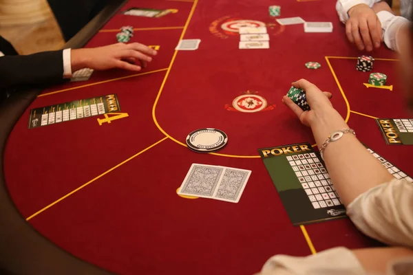 Pessoas Jogam Jogos Casino Croupier Dealer Foco Selecionado — Fotografia de Stock