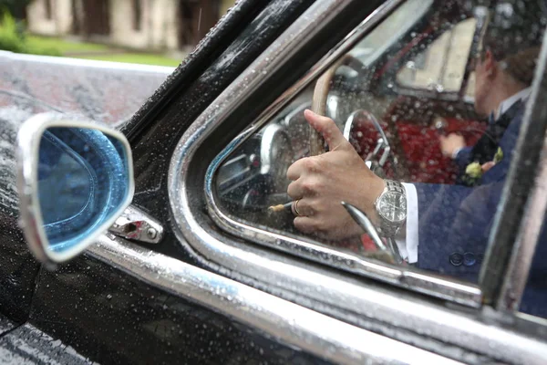 Homem Terno Carro Retro Preto Motorista Chuva — Fotografia de Stock