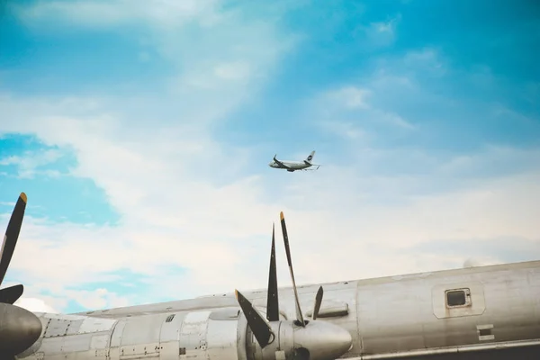 Start Eines Passagierflugzeugs Vom Flughafen Gegen Ein Militärflugzeug — Stockfoto