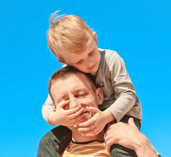 Niño Sobre Los Hombros Padre Juega Con Las Manos Cerrando —  Fotos de Stock