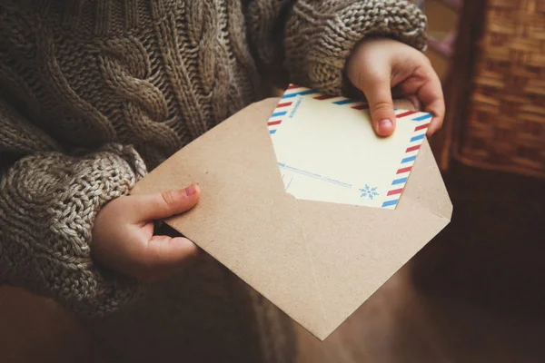 Criança Escreve Uma Carta Papai Noel Envelope Presente Festivo — Fotografia de Stock
