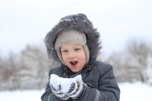Bambino Una Giacca Calda Attivamente Gioca Con Neve Gioisce — Foto Stock