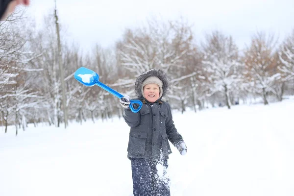 Niño Una Chaqueta Caliente Juega Activamente Con Nieve Regocija —  Fotos de Stock