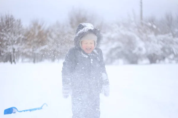 Παιδί Ένα Ζεστό Μπουφάν Ενεργά Παίζει Χιόνι Και Χαίρεται — Φωτογραφία Αρχείου