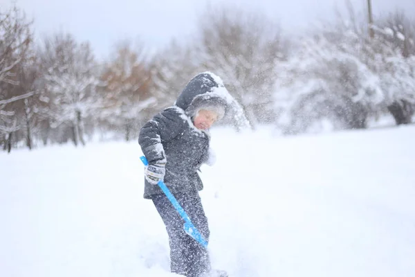 Sıcak Ceketli Çocuk Aktif Kar Ile Çalış Sevinir — Stok fotoğraf