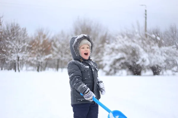 Sıcak Ceketli Çocuk Aktif Kar Ile Çalış Sevinir — Stok fotoğraf
