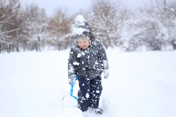 Dítě Teplé Bundě Aktivně Hraje Sněhem Jásá — Stock fotografie