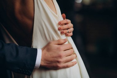 Gelin ve damat sarılma tutuşup birbirine yakın