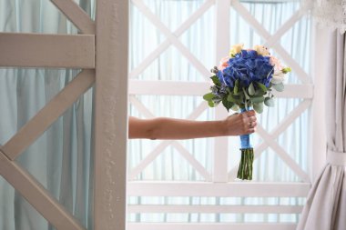 mavi çiçek bir buket kapıdan elinde mevcut