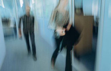 bulanık office koridor ve odak olmadan hareket insanlar