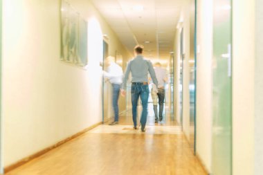 bulanık office koridor ve odak olmadan hareket insanlar