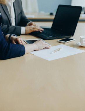 iş bir dizüstü bilgisayar ile ofiste iki kişi konuşuyor