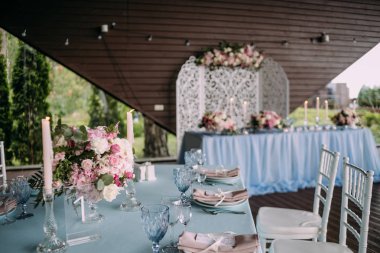 masa dekorasyonu için pembe ve beyaz çiçekler kutlama