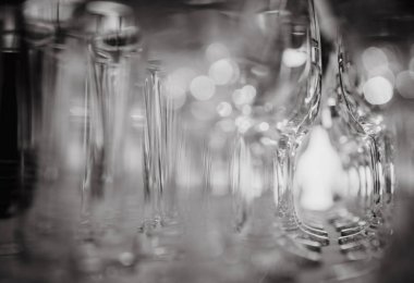 Glitter şarap gözlük yansıma dekor ile kutlama için şampanya