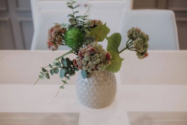 masa dekorasyonu için mavi çiçekler pembe ve beyaz kutlama