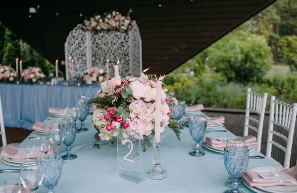 Tischdekoration Für Die Feier Der Rosa Und Weißen Blumen — Stockfoto
