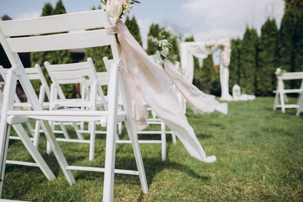 Wedding Decor Ceremony Arch Chairs Flowers Ribbons — Stock Photo, Image