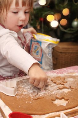 bir önlük çocuklarda gingerbread çerezleri mutfakta yemek vardır