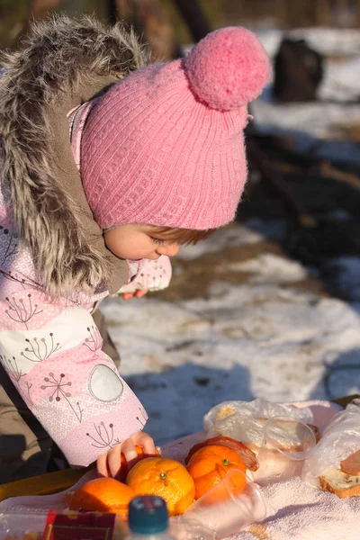 Bambino Fuori Sul Campo Inverno Vestiti Caldi — Foto Stock