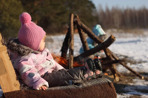 Bambino Due Fuori Sul Campo Inverno Vestiti Caldi — Foto Stock