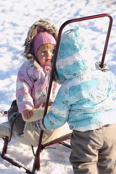 Bambino Due Fuori Sul Campo Inverno Vestiti Caldi — Foto Stock