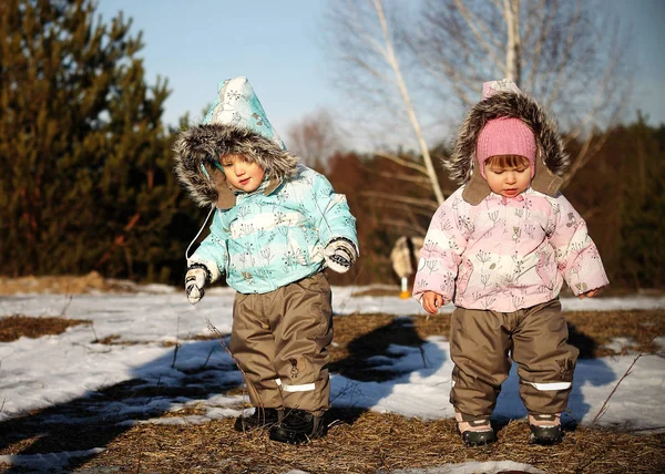 Bambino Due Fuori Sul Campo Inverno Vestiti Caldi — Foto Stock