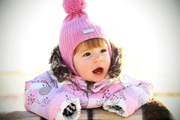 Ребенок Улице Поле Зимой Теплой Одежде — стоковое фото